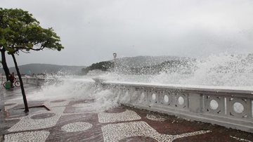 Há previsão de ressaca e também riscos de alagamento por conta da chuva Mudança de tempo pode provocar ondas de até 3 metros em Santos Mar revolto em Santos - Divulgação/Prefeitura de Santos