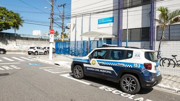 O objetivo é dar mais segurança aos alunos, pais e funcionários e garantir mais agilidade no caso de eventuais ocorrências nas escolas PG lança aplicativo para acionamento da Guarda Civil Municipal em casos de emergência Viatura da GCM em frente de escola  - Prefeitura de Praia Grande