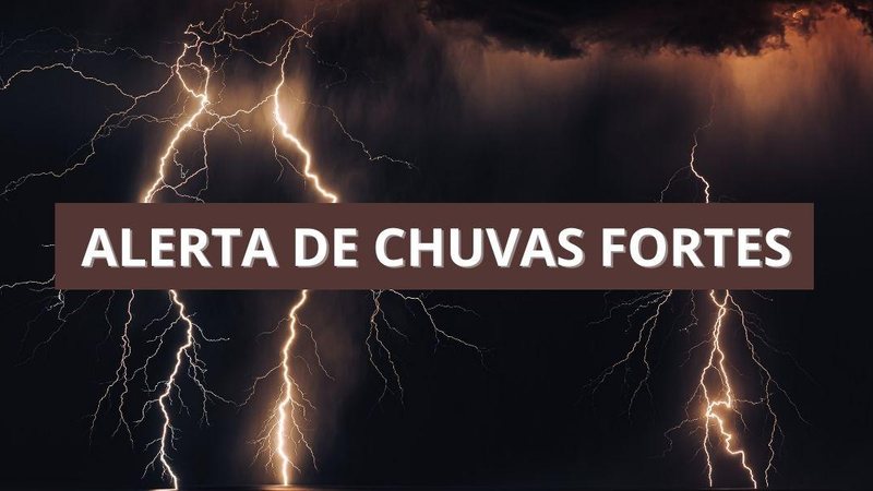 Há previsão para pancadas de chuvas, acompanhadas por descargas elétricas, fortes rajadas de vento e granizo Litoral de SP em estado de atenção: Defesa Civil adverte para chuvas fortes Imagem de raios em céu noturno com mensagem de "Alerta de Chuvas Fortes - Canva