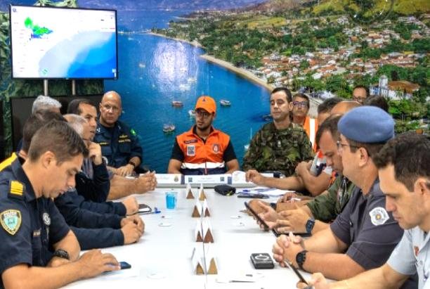 Os setores de inteligência das polícias Federal e Civil vão trabalhar com informações para verificar se o homem poderia estar em outras localidades Setor de Inteligência assume buscas por último desaparecido em São Sebastião Reunião em São Sebastião - André Santos/Prefeitura de São Sebastião
