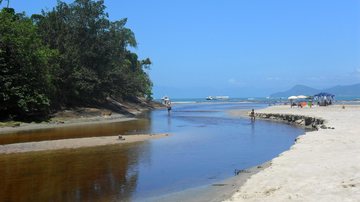 Em Caraguatatuba, o trecho próximo ao rio Tabatinga está com bandeira vermelha Dez praias estão impróprias para banho no Litoral Norte de SP Praia de Tabatinga, em Caraguatatuba, próximo ao rio Tabatinga, em dia ensolarado - Esther Zancan