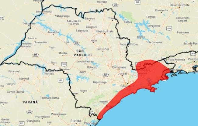 Segundo o Inmet, há  risco de alagamentos, transbordamentos de rios e deslizamentos de encostas ATENÇÃO: Litoral de SP está sob alerta vermelho para acumulado de chuvas Mapa do estado de SP com indicação em vermelho de áreas com grande risco de acumulado d - Reprodução/Inmet