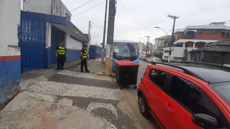 A fiscalização percorreu as vias entre José Menino e Ponta da Praia de olho em vans, micro-ônibus e ônibus que transportam turistas Santos: dez veículos são autuados em fiscalização do projeto Turista Legal Agentes fiscalizam veículos em rua de Santos - Divulgação/Prefeitura de Santos