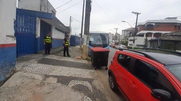 A fiscalização percorreu as vias entre José Menino e Ponta da Praia de olho em vans, micro-ônibus e ônibus que transportam turistas Santos: dez veículos são autuados em fiscalização do projeto Turista Legal Agentes fiscalizam veículos em rua de Santos - Divulgação/Prefeitura de Santos