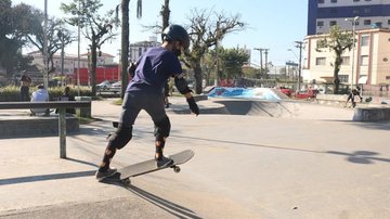 A parte maior da praça é ocupada pela tradicional pista de skate, com diversos equipamentos e obstáculos relacionados ao esporte Santos: Praça Palmares vai ganhar novo visual Criança na pista de skate da Praça Palmares, em Santos - Raimundo Rosa/Prefeitura de Santos