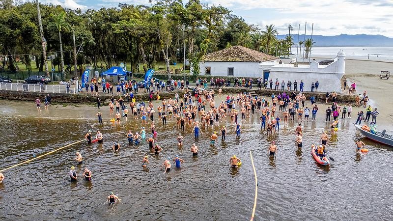 Ultramaratona Aquática em Bertioga Pessoas entrando no rio para disputar a Ultramaratona Aquática em Bertioga - Divulgação/Prefeitura de Bertioga
