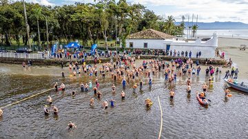 Ultramaratona Aquática em Bertioga  Pessoas entrando  no rio para disputar a Ultramaratona Aquática em Bertioga - Divulgação/Prefeitura de Bertioga
