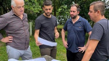 O projeto de reurbanização abrangerá todo o trecho que liga a saída da Ponte Pênsil até o Porto das Naus, incluindo a ciclovia São Vicente: Porto das Naus recebe visita do Ministro de Portos e Aeroportos Márcio França Márcio França, Caio França e Kayo Amad - Prefeitura de São Vicente