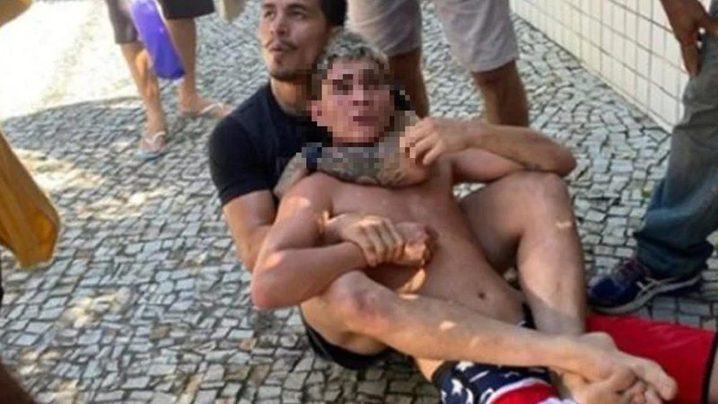 Colares imobilizou o assaltante com técnicas de jiu-jitsu nesta quarta-feira (25) Felipe Colares e o assaltante Homem imobilizando outro no chão com técnicas de jiu-jitsu - Reprodução