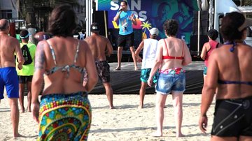 Fevereiro começou e as atrações do Santos Verão 2023 seguem a todo vapor Projeto Santos Verão segue com diversas atrações neste fim de semana Pessoas em uma arena de praia do Santos Verão 2023 - Isabela Carrari/Prefeitura de Santos