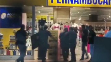 Autoridades seguem tentando negociar com os bandidos que permanecem com a refém Crime no shopping de PG Homens armados dentro do shopping para defender uma vítima - Reprodução