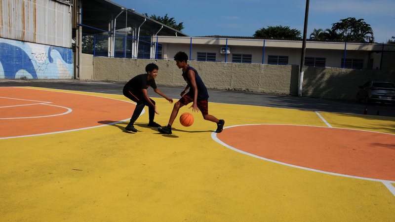 Espaço esportivo no bairro Canto do Forte Quatro bairros de Praia Grande ganham novos espaços esportivos Crianças jogam basquete em espaço esportivo no bairro Canto do Forte - Prefeitura de Praia Grande