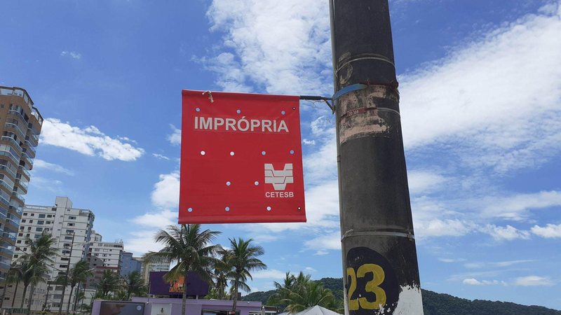 Praia do Boqueirão, em Praia Grande, é uma das que estão com bandeira vermelha, segundo a Cetesb Baixada Santista está com 19 praias impróprias para banho Bandeira vermelha da Cetesb na praia do Boqueirão, em Praia Grande - Esther Zancan