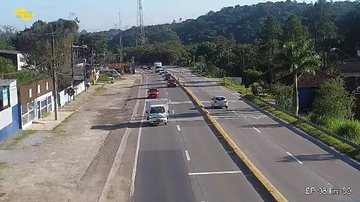 Km 59 da rodovia Mogi-Bertioga Mogi-Bertioga com tráfego intenso nesta manhã de sábado (22) - DER-SP