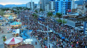 Foliões durante carnaval 2017 em Caraguatatuba Carnaval 2023 em Caraguatatuba terá mais de 50 atrações em 6 dias de festa - Imagem: Arquivo / Reprodução / Luis Gava / Prefeitura de Caraguatatuba