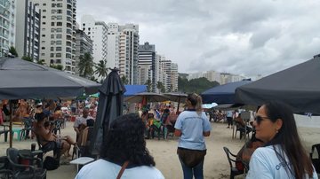 Agentes da prefeitura durante fiscalização de irregularidades nas praias de Guarujá Som abusivo nas praias foi infração mais registrada na Páscoa em Guarujá - Imagem: Divulgação / Prefeitura de Guarujá