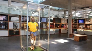 Museu Pelé registrou expressivo aumento de visitantes: foram 23,1 mil, melhor número durante uma temporada de verão de sua história Melhor temporada de verão desde 2016 leva a Santos mais de 2,6 milhões de turistas Interior do Museu Pelé - Prefeitura de Santos