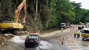 Trabalhos para desobstrução da rodovia Rio-Santos (SP 055) Veja como está a situação da rodovia Rio-Santos nesta quinta-feira (23) - Governo de SP
