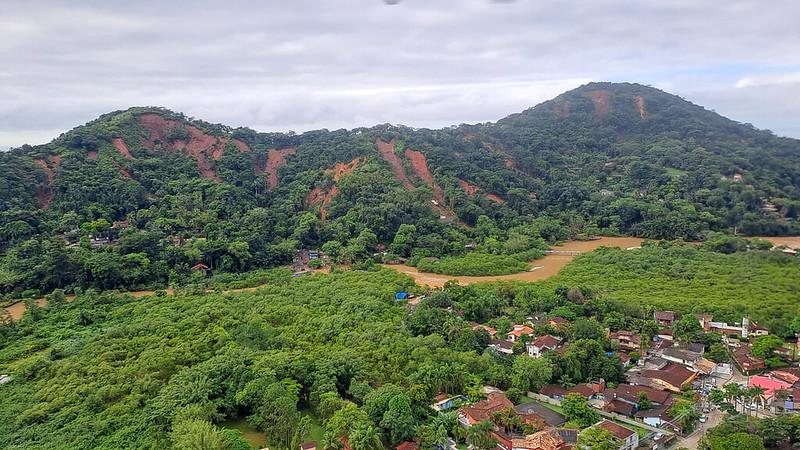 Alto volume de chuva provocou a chamada "corrida de massa", o pior dos deslizamentos de terra que pode acontecer Entenda como os fatores naturais colaboraram para a tragédia no litoral de SP Morros de São Sebastião com vários pontos de deslizamentos de ter - Governo de SP