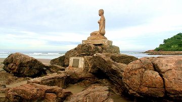 Monumento Mulheres de Areia, em Itanhaém Aniversário de Itanhaém terá homenagem aos 50 anos da novela "Mulheres de Areia" - Prefeitura de Itanhaém