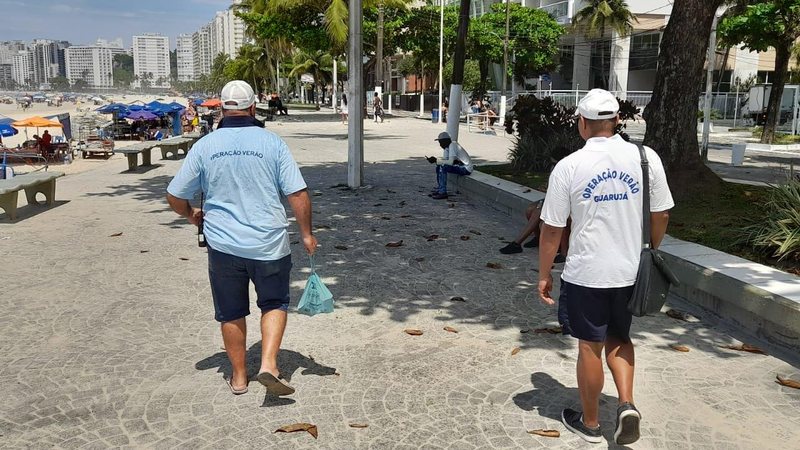 Fiscais na orla de Guarujá, litoral de São Paulo Fiscalização Dois fiscais com uniforme na orla de Guarujá - Divulgação