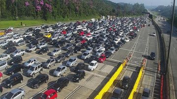Quem vai descer para o litoral nesta manhã de domingo (26) pela rodovia dos Imigrantes vai ter que ter paciência! IMIGRANTES AGORA: tráfego é lento sentido litoral Pedágio da rodovia dos Imigrantes com muitos carros - Ecovias