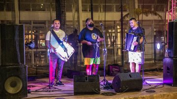 Artistas locais durante apresentação do Vem pro Som em Caraguá Shows musicais de verão em Caraguatatuba entram na última semana - Imagem: Divulgação / Prefeitura de Caraguatatuba