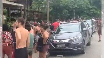 Pessoas fazem filas em comércios das áreas atingidas pelas fortes chuvas no Litoral Norte de SP Procon-SP alerta sobre abusos nos preços após tragédia no Litoral Norte de SP - Reprodução/CNN Brasil