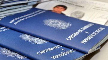 O PAT de Caraguatatuba só aceita currículo presencialmente PAT de Caraguatatuba está com 92 oportunidades de emprego Carteiras de Trabalho - Reprodução