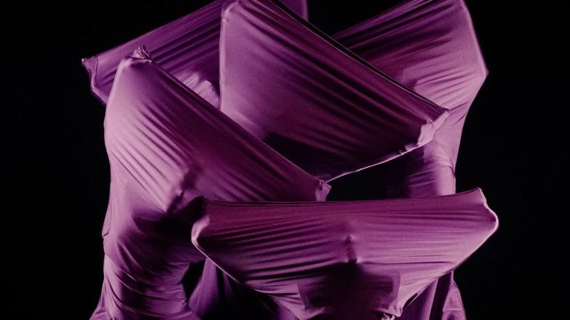 Imagem Exposição inédita Revenguê destaca formato teatral da arte