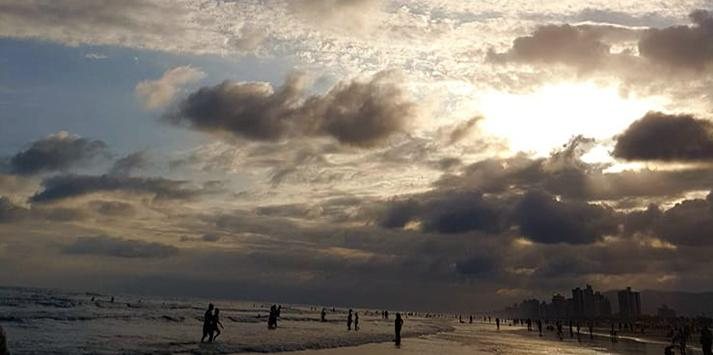 Sol acompanhado de pancadas de chuva permanece na região Tempo no litoral - Foto: Ruth Salles