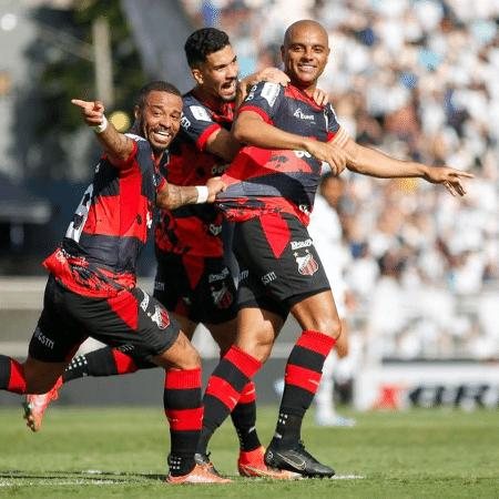 Claudinho comemora gol com os companheiros na vitória diante do Santos Comemoração jogadores JOGADORES COMEMORANDO O GOL - UOL