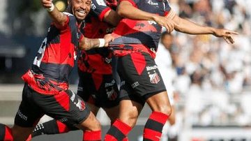 Claudinho comemora gol com os companheiros na vitória diante do Santos Comemoração jogadores JOGADORES COMEMORANDO O GOL - UOL