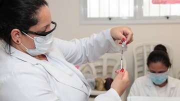 Público total é de 23 milhões de pessoas no estado de SP Vacina bivalente contra a covid-19 é liberada para maiores de 18 anos em SP Enfermeira preparando dose de vacina - Divulgação/Prefeitura de Santos