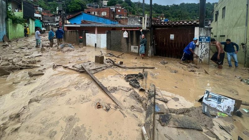 Várias casas foram destruídas em São Sebastião; mais de trinta pessoas morreram Chuvas no  Litoral Norte Lama toma conta de ruas em São Sebastião/SP - Prefeitura de São Sebastião