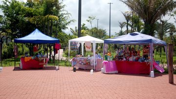 Parque da Cidade fica próximo ao Terminal Tude Bastos, no bairro Sítio do Campo Praia Grande: feira de artesanato terá música ao vivo e apresentação circense neste domingo (19) Barracas de artesanato no Parque da Cidade, em Praia Grande - Prefeitura de Praia Grande