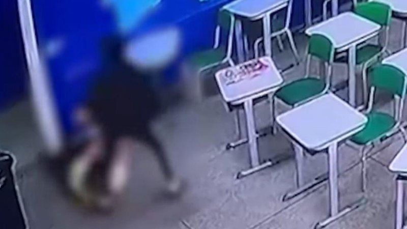 Menor, de 13 anos, era aluno do 8º ano da escola Vídeo mostra momento em que aluno esfaqueia pessoas em escola; uma professora morreu Momento em que aluno esfaqueia uma das vítimas em escola paulistana - Reprodução