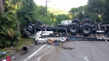 Imagem do acidente foi divulgada pelo prefeito de São Sebastião, Felipe Augusto Acidente Veículo tombado na rodovia - Divulgação