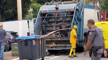 Trabalhadores de limpeza urbana se depararam com feto morto durante coleta em bairro de Santos Feto é encontrado morto no lixo em Santos - Imagem: Reprodução / Diego Bertozzi / TV Tribuna