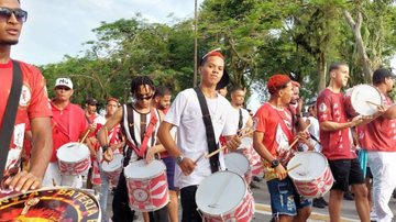 A programação de Carnaval de Cubatão vai até 22 de fevereiro, sempre das 14 às 19 horas Bloco de Carnaval Pessoas tocando instrumentos musicais em um bloco de Carnaval na rua - Divulgação