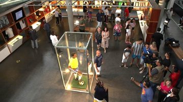 Roteiro inclui visita ao Museu Pelé Roteiro turístico em Santos mostra pontos relacionados a Pelé Vista interna do Museu Pelé, em Santos - Prefeitura de Santos