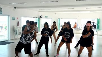 Jam de Verão disponibiliza aulas gratuitas em Praia Grande Aula de dança Aula de dança com pessoas treinando passos - Divulgação