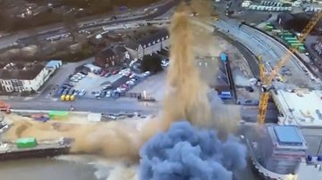 Momento da explosão Vídeo: bomba de 250 kg da 2ª Guerra Mundial explode na Inglaterra Explosão capturada por drone - Imagem: Reprodução / Polícia de Norfokl, Inglaterra