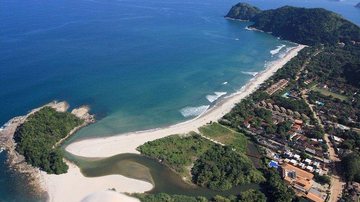 Praia de Camburi, em São Sebastião, é uma das que estão impróprias para banho, segundo a Cetesb Último fim de semana do verão: confira a balneabilidade no Litoral Norte de SP Praia de Camburi, em São Sebastião, vista do alto - Reprodução/Tripadvisor