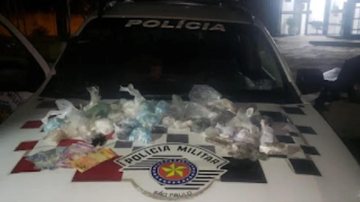 Drogas apreendidas pelos policiais no bairro Olaria, em São Sebastião Homem é preso por tráfico de drogas em São Sebastião - Foto: Divulgação/PM