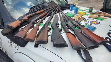 Armas apreendidas pela Polícia Ambiental de Ubatuba Polícia Ambiental apreende armas e munições em Ubatuba - Foto: Divulgação/Polícia Ambiental