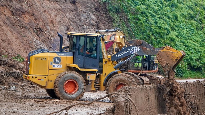 Ainda há interdição total próximo à Praia Preta RIO-SANTOS: confira a situação da rodovia nesta quarta-feira de cinzas (22) Trator trabalha na remoção de terra no Litoral Norte de SP - Governo de SP