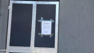 Entrada de casa noturna interditada em Caraguá Casas noturnas em Caraguatatuba são interditadas por irregularidades - Imagem: Divulgação / Prefeitura de Caraguatatuba
