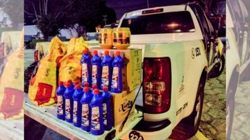 Entre os materias furtados estava ração, material de limpeza e acessórios para cabelo Homem é flagrado furtando ONG em São Sebastião Mercadorias recuperadas após terem sido furtadas de ONG de São Sebastião - Prefeitura de São Sebastião