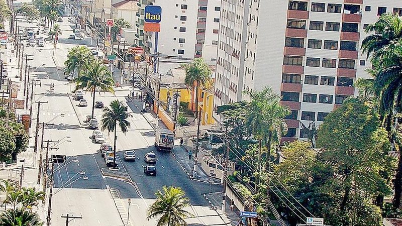 Avenida Presidente Wilson, em São Vicente Avenidas Presidente Wilson e Martins Fontes têm pontos com mais multas de trânsito em São Vicente Vista aérea de avenida - Imagem: Reprodução / Arquivo / Diário do Litoral